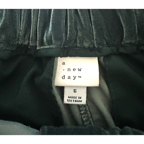A New Day Green Velvet High Rise Straight Leg Dress Pants Size 6 Holiday - Picture 7 of 8